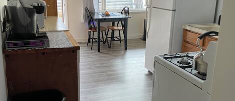 冷蔵庫、電子レンジ、オーブン、コンロ