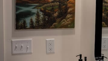 Deluxe Single Room | Bathroom | Hair dryer, towels, soap, shampoo