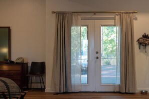 Deluxe-Einzelzimmer, Terrasse, Talblick | Innenbereich