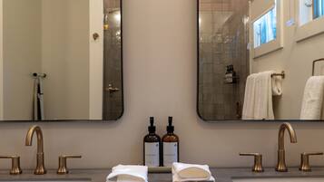 Deluxe Single Room, Patio, Valley View | Bathroom