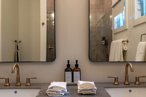Deluxe Single Room, Patio, Valley View | Bathroom | Hair dryer, towels, soap, shampoo - Campfire Ranch Little Sugar (Bella Vista)