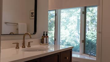 Luxury Suite, Patio, Garden View | Bathroom | Hair dryer, towels, soap, shampoo