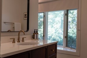 Luxury Suite, Patio, Garden View | Bathroom