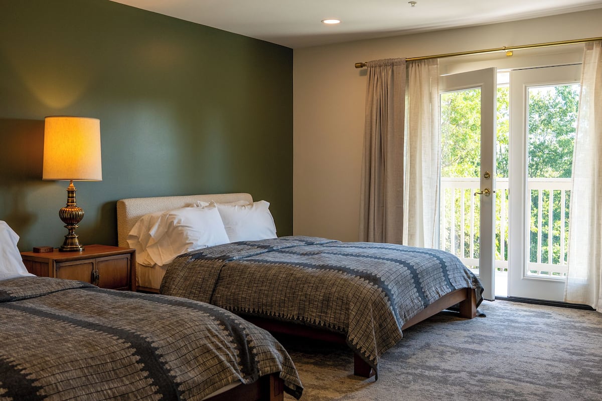 Dobbeltrom – deluxe, balkong, dalutsikt | Sengetøy av topp kvalitet, dundyner og senger med overmadrass