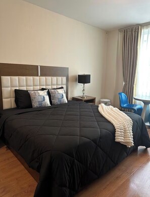 Iron/ironing board, WiFi, bed sheets - Elegant Downtown Retreat on Crescent, Nightlife | Steps to Metro station (Montréal)