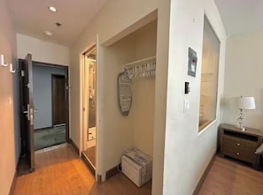 Interior - Elegant Downtown Retreat on Crescent, Nightlife | Steps to Metro station (Montréal)