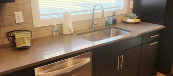 Cozy Chic 3-Bedroom Palace Near I-85/UNCC