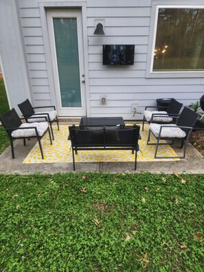 Outdoor dining - Cozy Chic 3-Bedroom Palace Near I-85/UNCC (Charlotte)