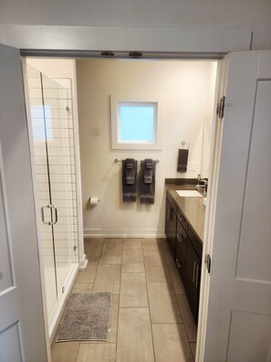 Dusche, Haartrockner, Handtücher, Seife