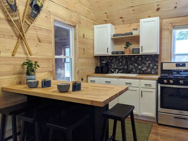 Private kitchen - Sunny Cabin Near Sugarloaf Mountain (Wyman)