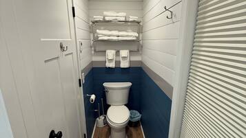 Regadera, secadora de cabello, toallas, jabón