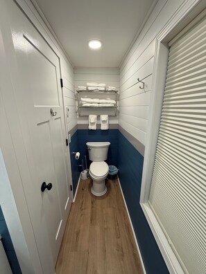 Shower, hair dryer, towels, soap - Sunny Cabin Near Sugarloaf Mountain (Wyman)