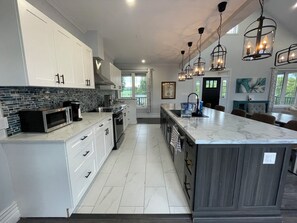 Microondas, horno, parrilla de estufa y lavavajillas