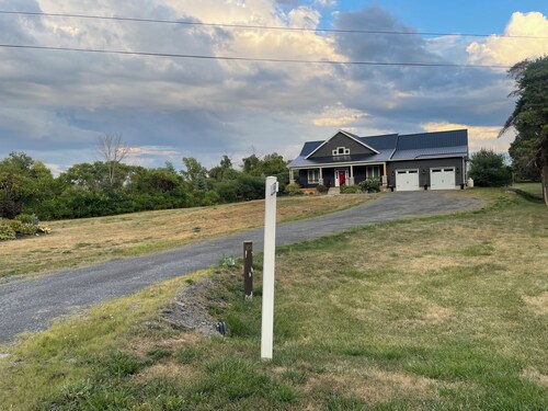 Escape to Country Comfort

Perfect for a romantic escape, or family retreat.