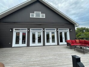 Terrace/patio - Escape to Country Comfort

Perfect for a romantic escape, or family retreat. (Iroquois)