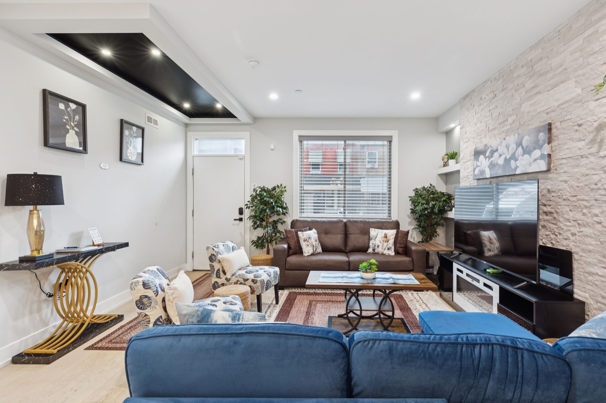 スマートテレビ、暖炉、テーブルサッカー台