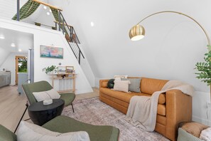 Smart TV 32-inci dengan saluran TV digital, perapian, dan Netflix