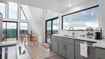 Full-sized fridge, microwave, oven, stovetop