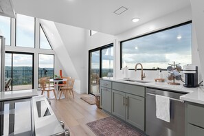 Refrigerador con congelador, microondas, horno y parrilla de estufa