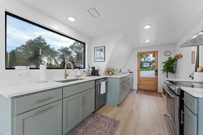 Full-size fridge, microwave, oven, stovetop