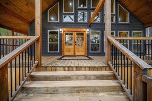 Exterior detail - Modern Luxury Cabin w/ Private Pool, Hot Tub, Firepit & Game Loft – Sleeps 10 | Blue Horizon (Broken Bow)