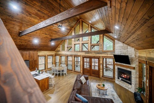 Modern Luxury Cabin w/ Private Pool, Hot Tub, Firepit & Game Loft – Sleeps 10 | Blue Horizon