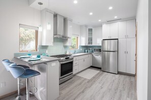 Private kitchen - Mid-Century Mod Studio and Pool (Long Beach)