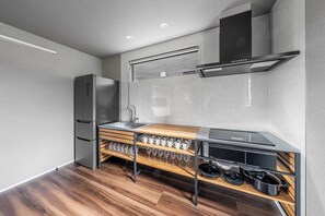 Mikrobølgeovn, kogeplade, køkkentøj/tallerkener/redskaber