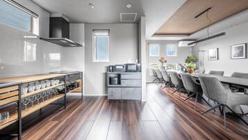 Microwave, stovetop, cookware/dishes/utensils