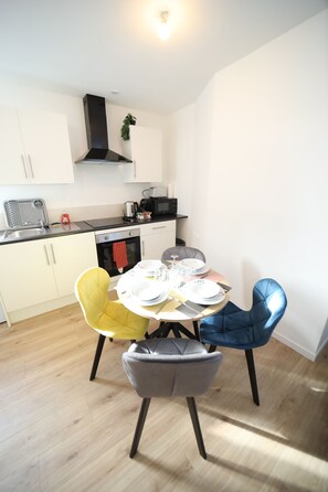 Departamento superior, vista al jardín | Cocina privada