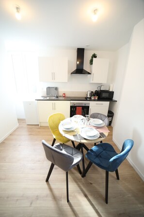 Appartement supérieur, vue sur le jardin | Cuisine privée | Bouilloire électrique