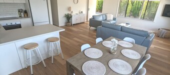 Sails - Heart of town, walk to beach & coffee