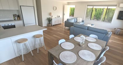 Sails - Heart of town, walk to beach & coffee