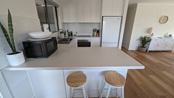 ثلاجة، ميكروويف، فرن، موقد طهي مسطح