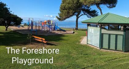 Sails - Heart of town, walk to beach & coffee