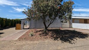 Una propiedad residencial con una casa de un piso, un garaje y un camino de entrada.