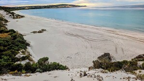 Beach - The Duck House: Modern, Rural, 3 min drive to town (Kingscote)