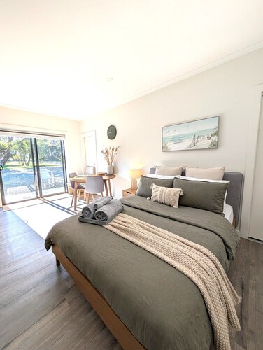 The Duck House: Modern, Rural, 3 min drive to town