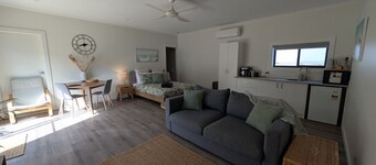 The Duck House: Modern, Rural, 3 min drive to town