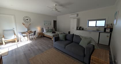 The Duck House: Modern, Rural, 3 min drive to town