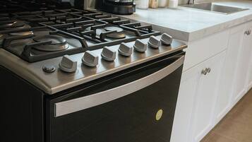 Deluxe Villa, Courtyard View | Dapur peribadi | Dapur, alat memasak/pinggan mangkuk/perkakas dapur