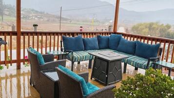 Villa familiar, vista a la ciudad | Terraza o patio