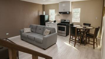 Refrigerador con congelador, parrilla de estufa y lavavajillas