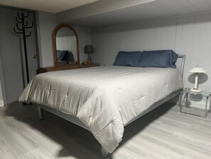 1 bedroom, iron/ironing board, WiFi - Cozy Modern Basement Suite | Quiet & Comfortable Stay (Toronto)