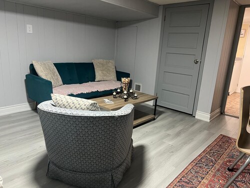 Cozy Modern Basement Suite | Quiet & Comfortable Stay