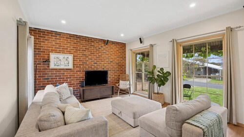 Riviera Retreat – Coastal Comfort Near Jan Juc Surf Beach