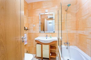 Shower, hair dryer, bidet, towels - Modern, spacious apartment in a prime location. (Lagos)