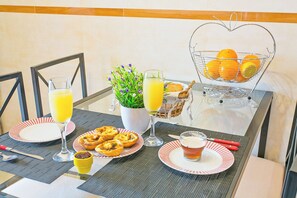 Dining - Modern, spacious apartment in a prime location. (Lagos)