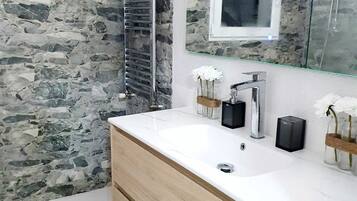 Secador de pelo, toallas, jabón, papel higiénico