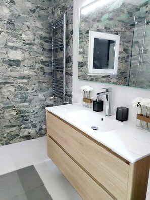 Haartrockner, Handtücher, Seife, Toilettenpapier